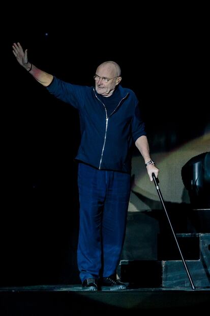 Phil Collins es captado en silla de ruedas y con bastón