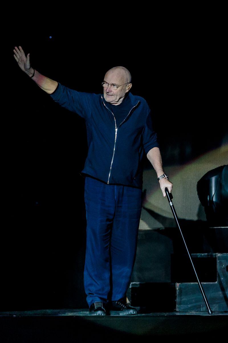 Phil Collins es captado en silla de ruedas y con bastón