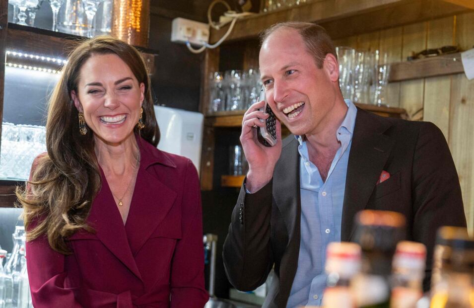 El príncipe William protagoniza divertido momento al fingir trabajar en un restaurante de Birmingham