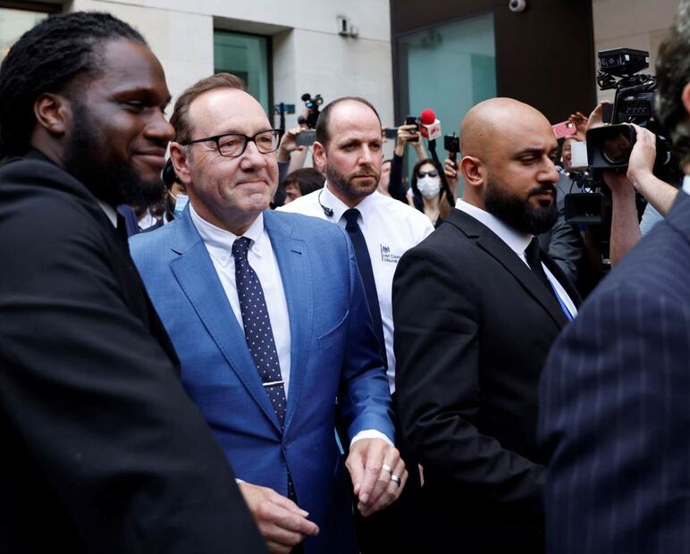 Kevin Spacey niega acusaciones de abuso sexual y sale libre sin condiciones