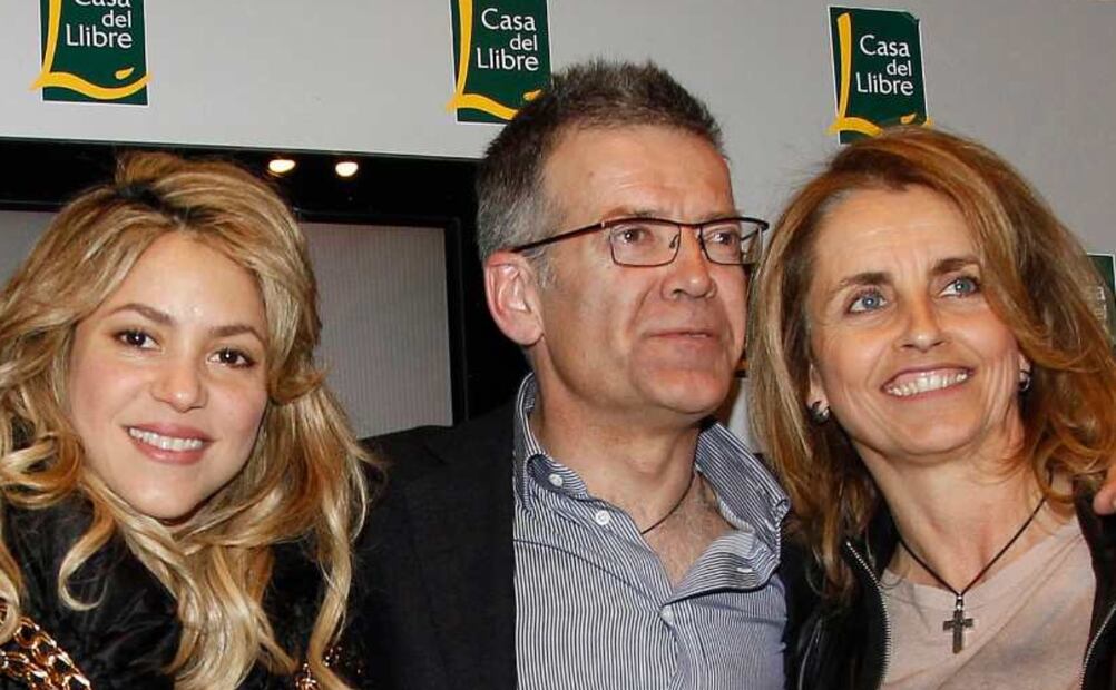 Shakira con Joan Piqué y Montserrat Bernabeu, papás de Gerard Piqué / Getty Images