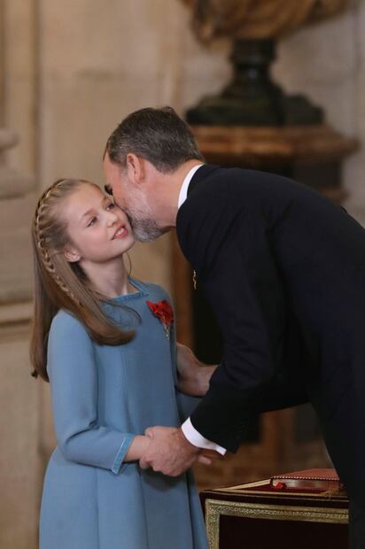 La princesa Leonor recibe el toisón de oro de manos del rey Felipe VI