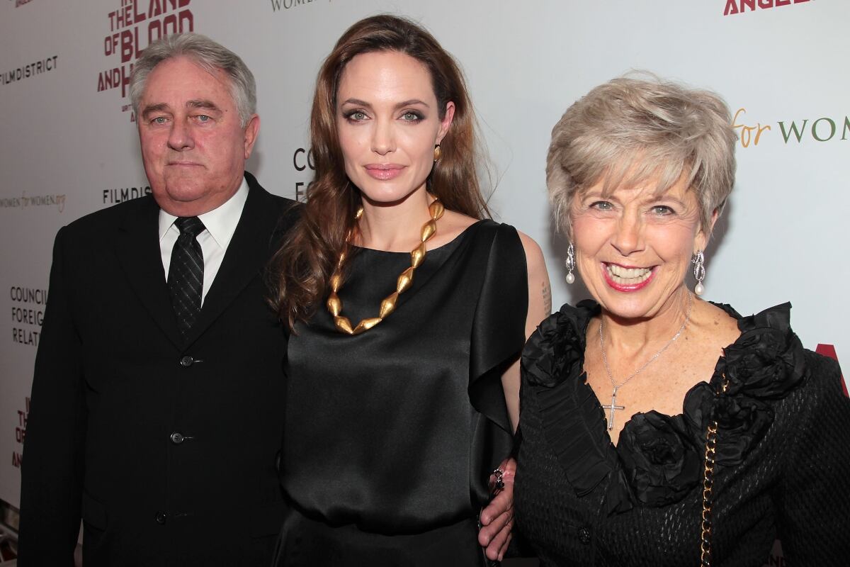 Angelina Jolie con la mamá de Brad Pitt / Foto: Archivo