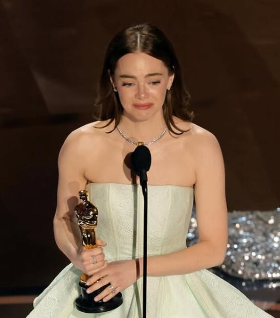 Emma Stone con su estatuilla de la categoría de mejor actriz en 2024 / Foto: Instagram