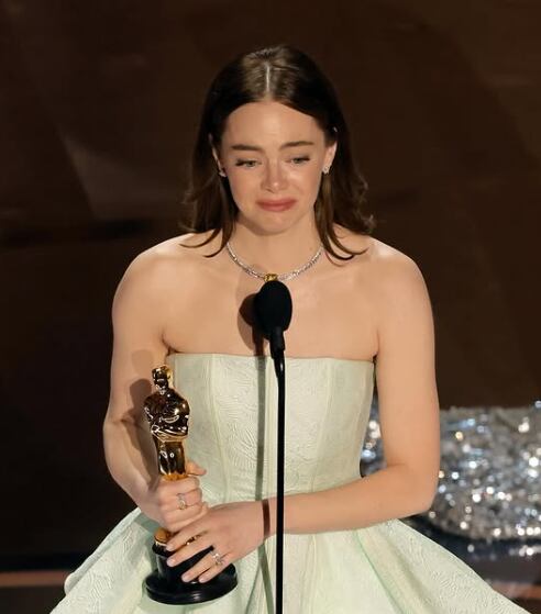 Emma Stone con su estatuilla de la categoría de mejor actriz en 2024 / Foto: Instagram