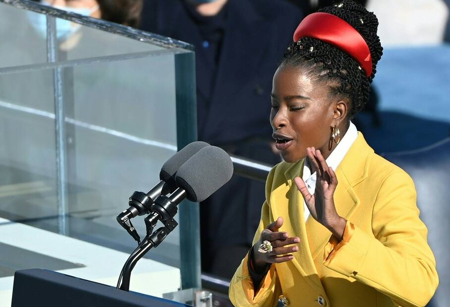 Amanda Gorman, la primera poeta en recitar durante el Super Bowl LV
