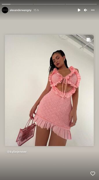 Kylie Jenner, bonita en rosa, luce romántico diseño de Alexander Wang
