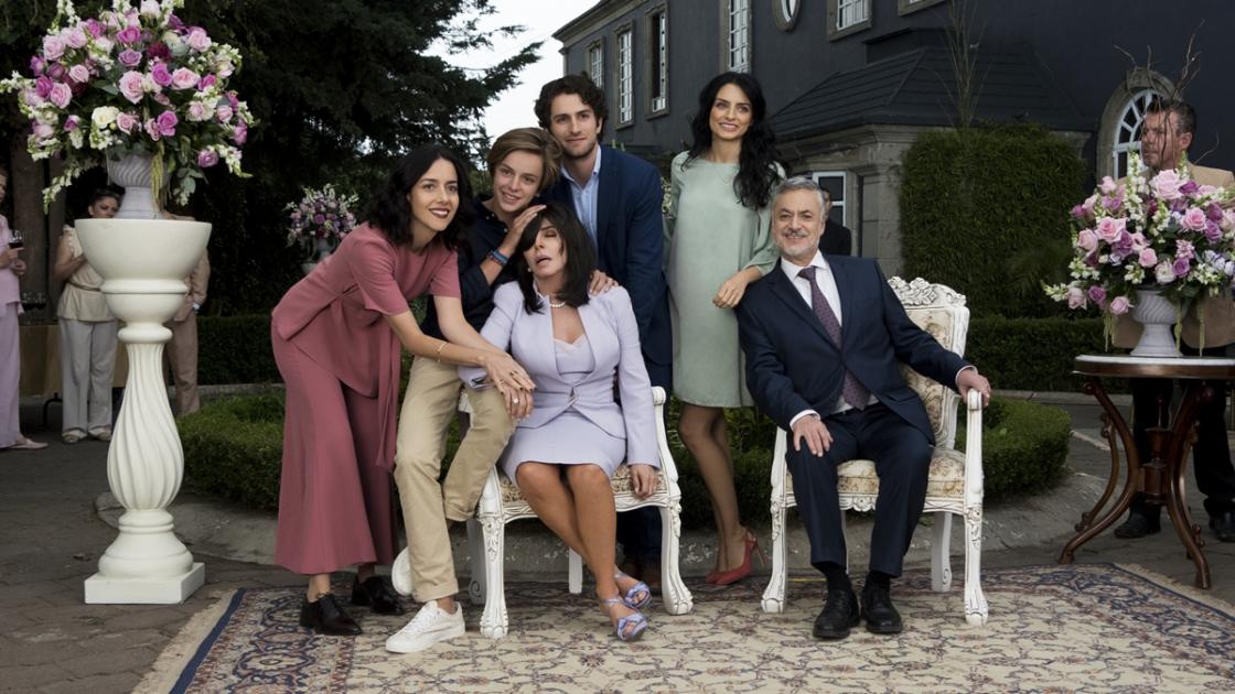 Verónica Castro revela posible razón de su salida de La casa de las flores; Manolo Caro da su versión