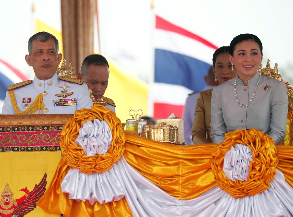 El rey de Tailandia perdona a su amante, que trascendió había muerto
