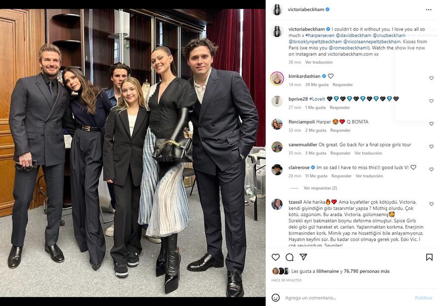 Nicola Peltz por fin usa un vestido de Victoria Beckham y posan juntas con el resto de la familia