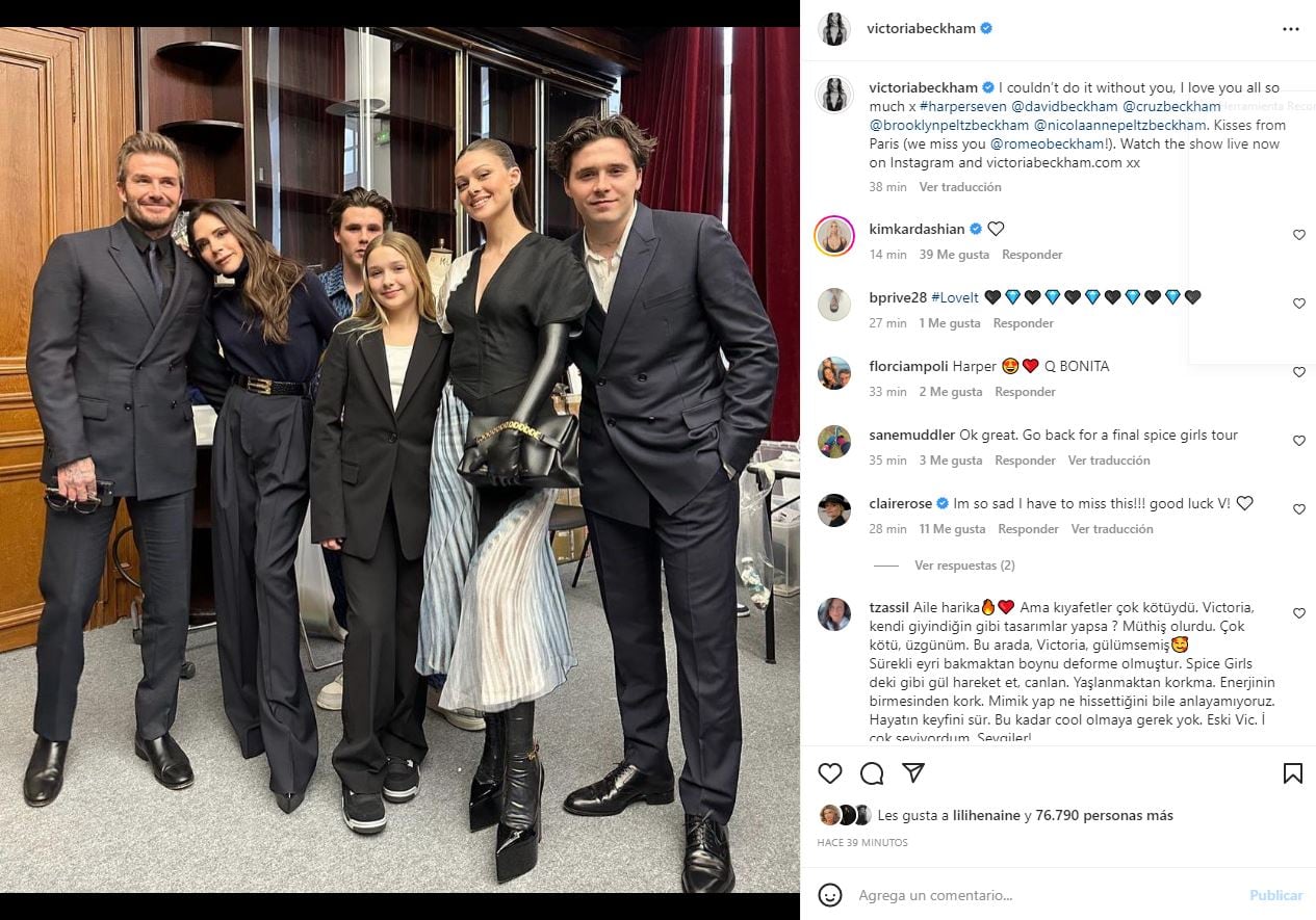 Nicola Peltz por fin usa un vestido de Victoria Beckham y posan juntas con el resto de la familia
