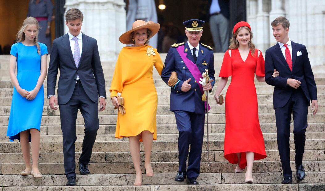 Elisabeth de Bélgica luce guapa en un vestido rojo de Victoria Beckham