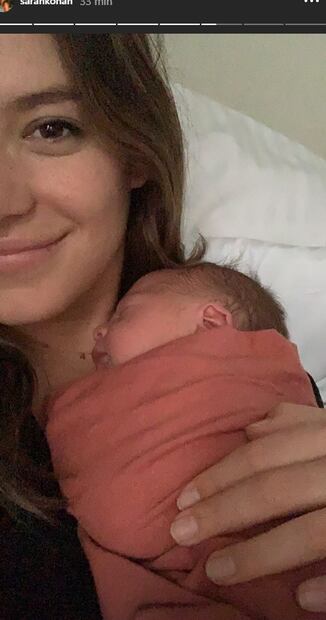 Sarah Kohan, esposa de 'Chicharito', en apoyo a la lactancia materna con tierna imagen