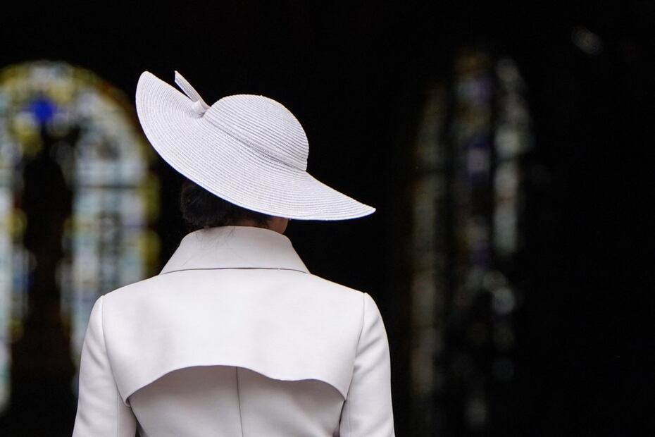 Meghan Markle vestida con un elegante abrigo de Dior para la misa de Isabel II