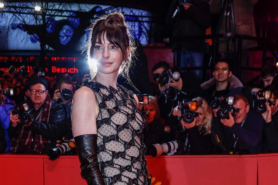 El arrebatador vestido transparente de Anne Hathaway en el Festival de Berlín