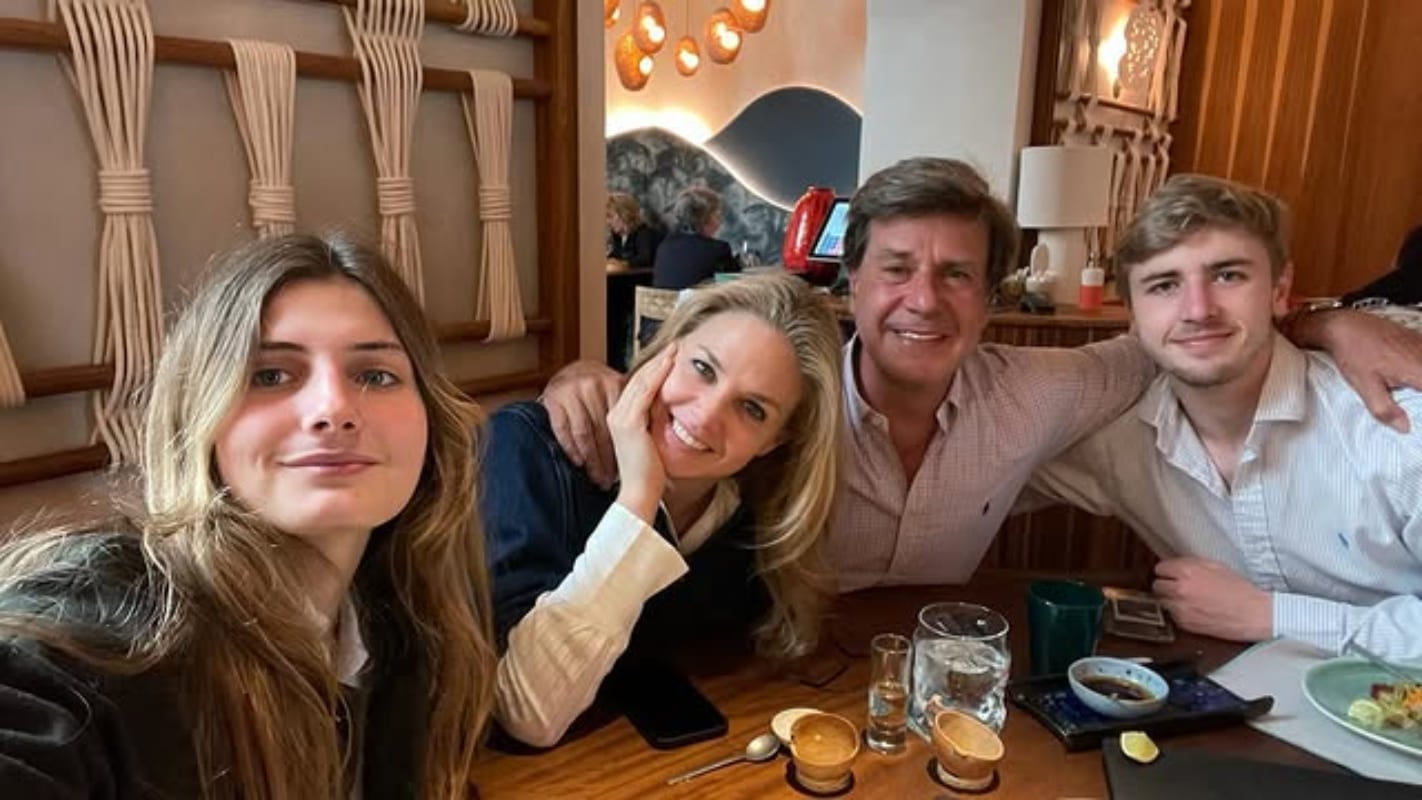 Cayetano Martínez de Irujo y Genoveva Casanova con sus hijos, Amina y Luis / Foto: Instagram
