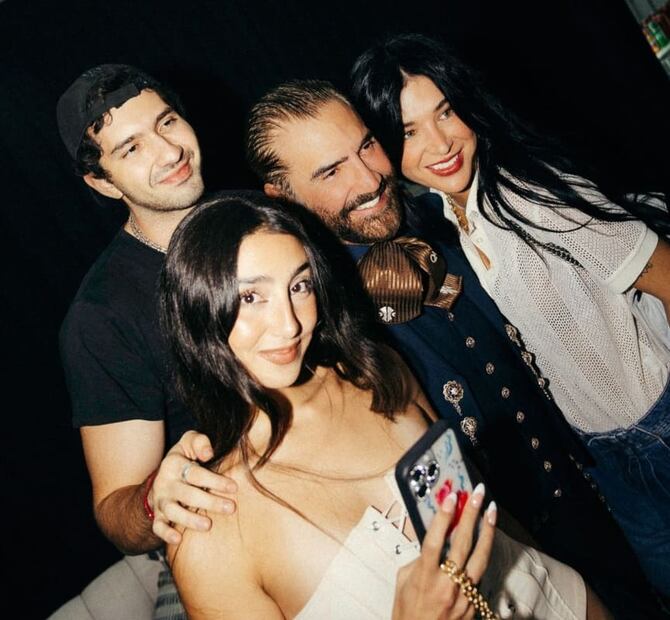 Alejandro Fernández y su novia Karla Laveaga junto a sus hijos, Emiliano y Valentina / Foto: Instagram
