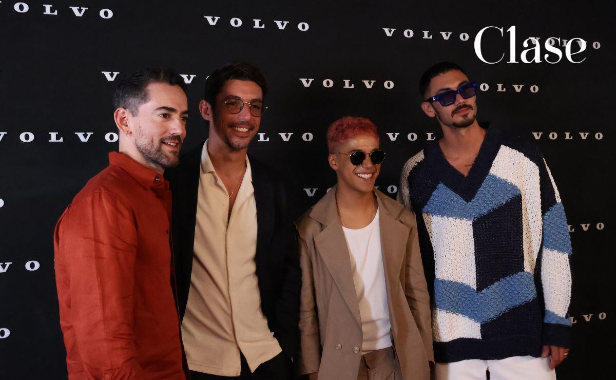 Luis Gerardo Méndez, Alberto Guerra, Benny Emmanuel y Alejandro Speitzer en Paradise Party, el lanzamiento del Volvo EX30 / Foto: Nayeli Castillo