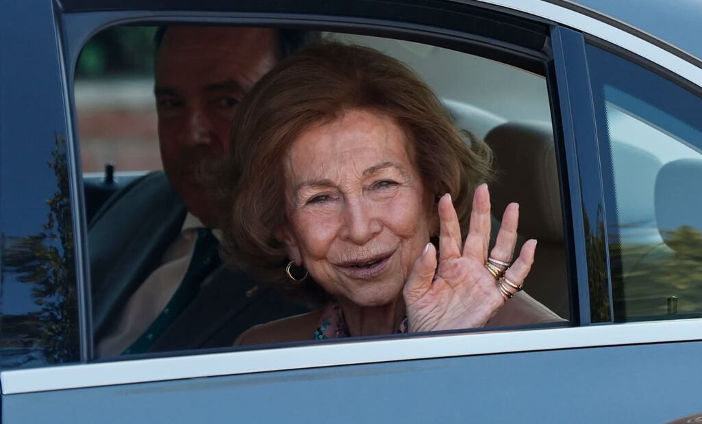 La reina emérita Sofía saliendo de la clínica Ruber Internacional de Madrid donde estuvo ingresada debido a una infección / EFE