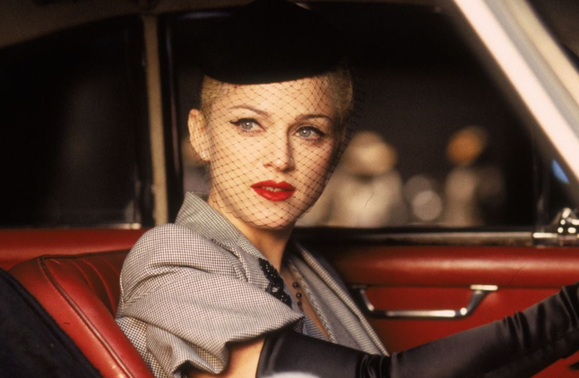 Madonna posa con lencería, mallas de red y unos Louboutin ¿existe algo más sexy? 