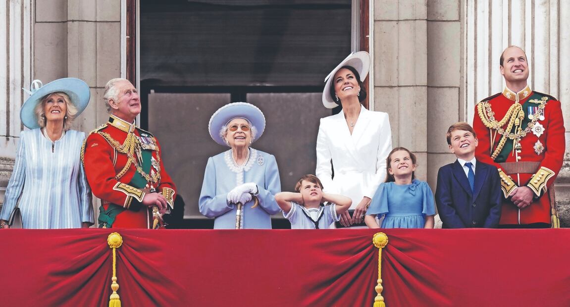 La regla de la reina Isabel II que sus bisnietos no deben romper en la mesa