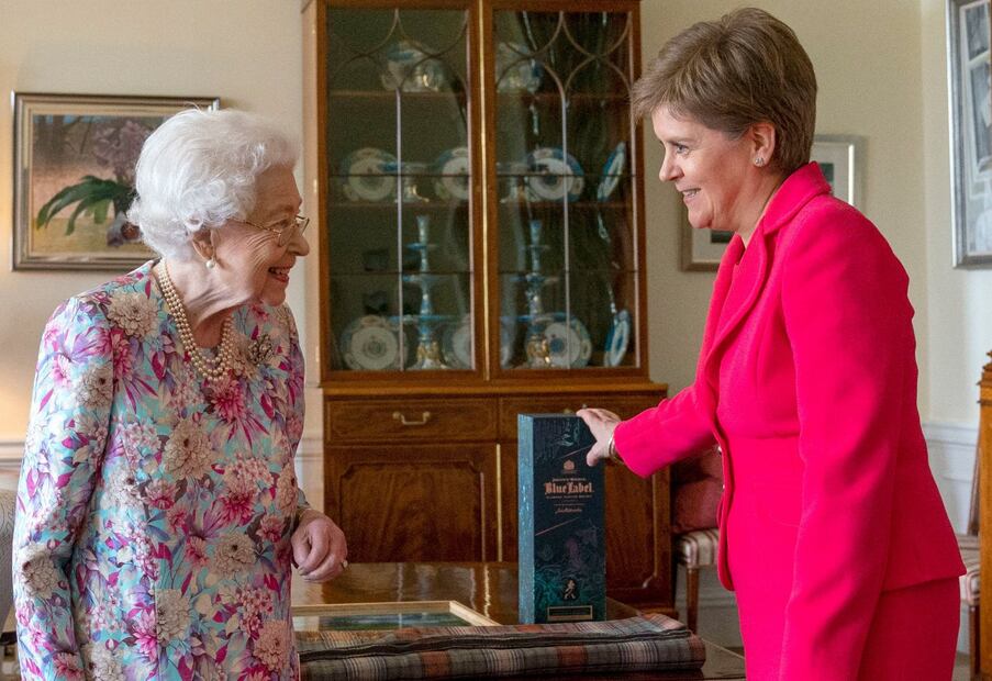 Isabel II, inseparable de sus mocasines Gucci 