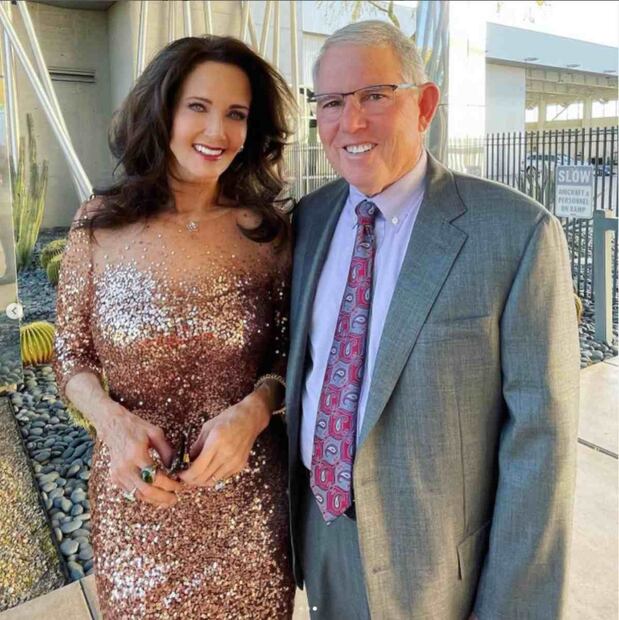 Lynda Carter, 'la Mujer Maravilla', de 70 años, increíblemente sexy en un mini vestido dorado