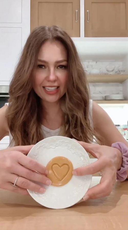 Thalía se suma al reto de hacer la galleta de “Squid Game”