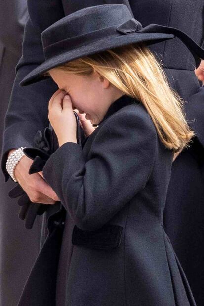 La princesa Charlotte no logra contenerse y rompe en llanto en el funeral de Isabel II