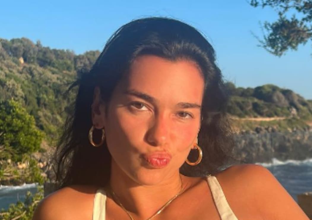Dua Lipa, bajo el sol, se luce con la tendencia de bóxers masculinos