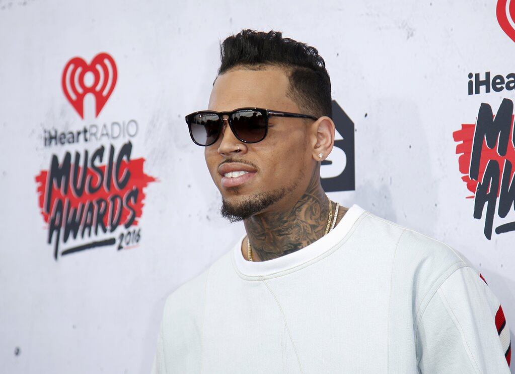 Chris Brown, ex de Rihanna, es arrestado por violación 