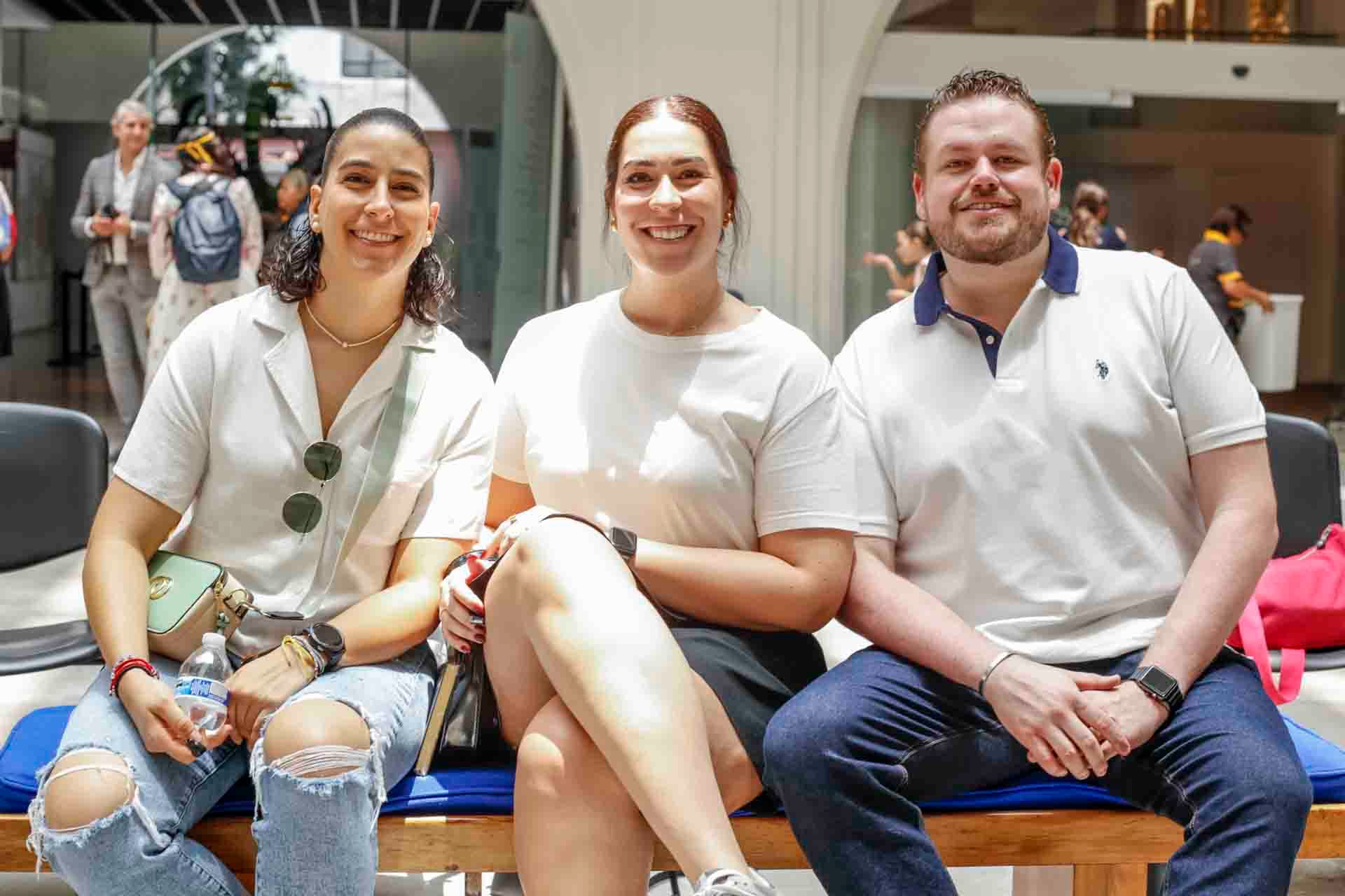 Paulina y Regina Prieto con Ricardo Contro. (Foto: Esteban Torreblanca)
