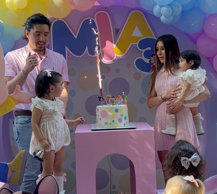 Alex Fernández y Alexia Hernández con Mia y Nirvana, sus hijas / Foto: Instagram