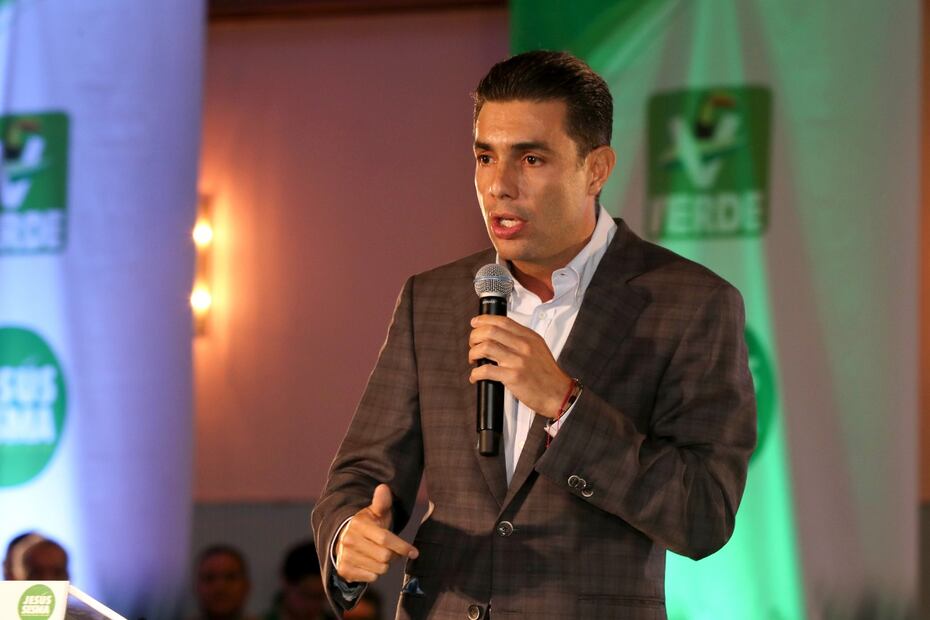 Paulina Díaz Ordaz acompañó a su esposo Jesús Sesma a la toma protesta como dirigente político