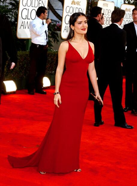 El día que Salma Hayek deslumbró en los Golden Globes con un entallado vestido rojo