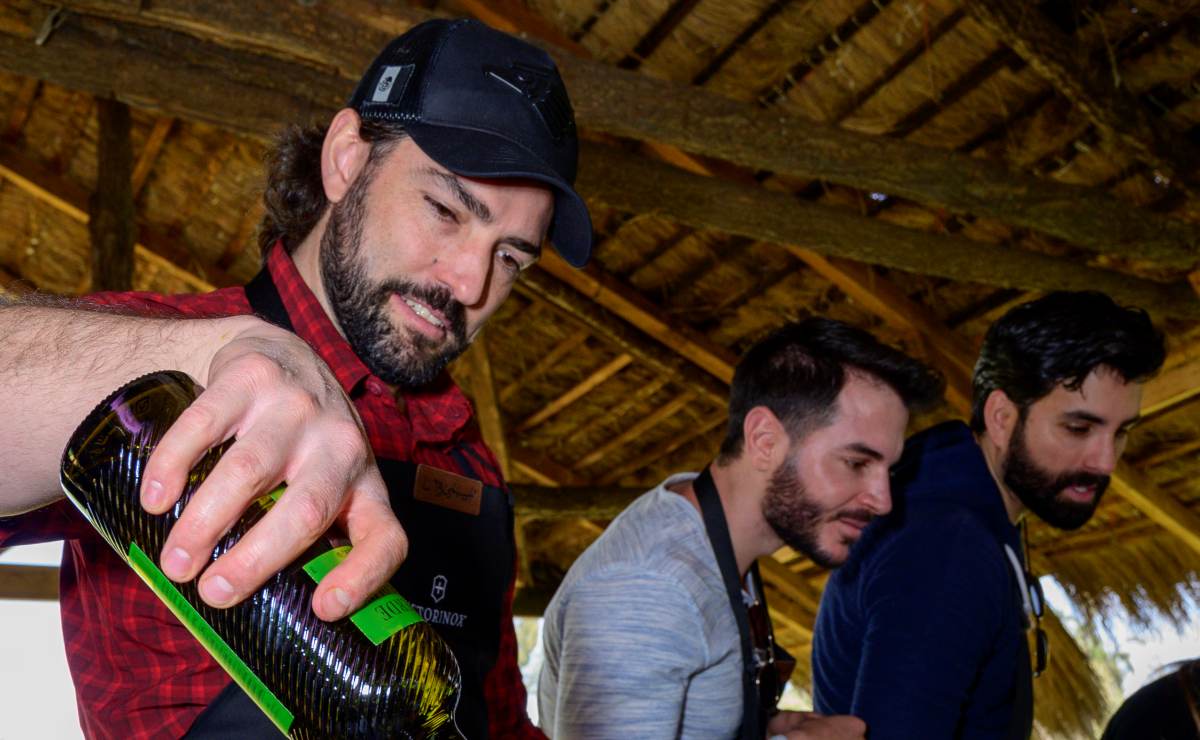 El chef Diego Sobrino y Alan Slim en experiencia gastro en Xochimilco