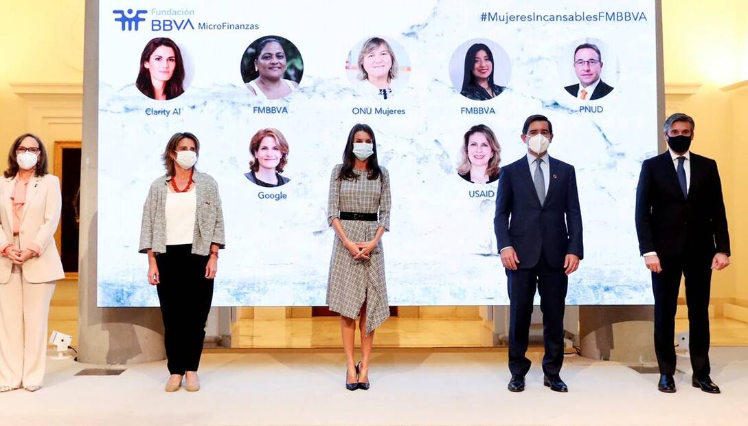 La reina Letizia copia a Sarah Jessica Parker y sorprende con look reciclado