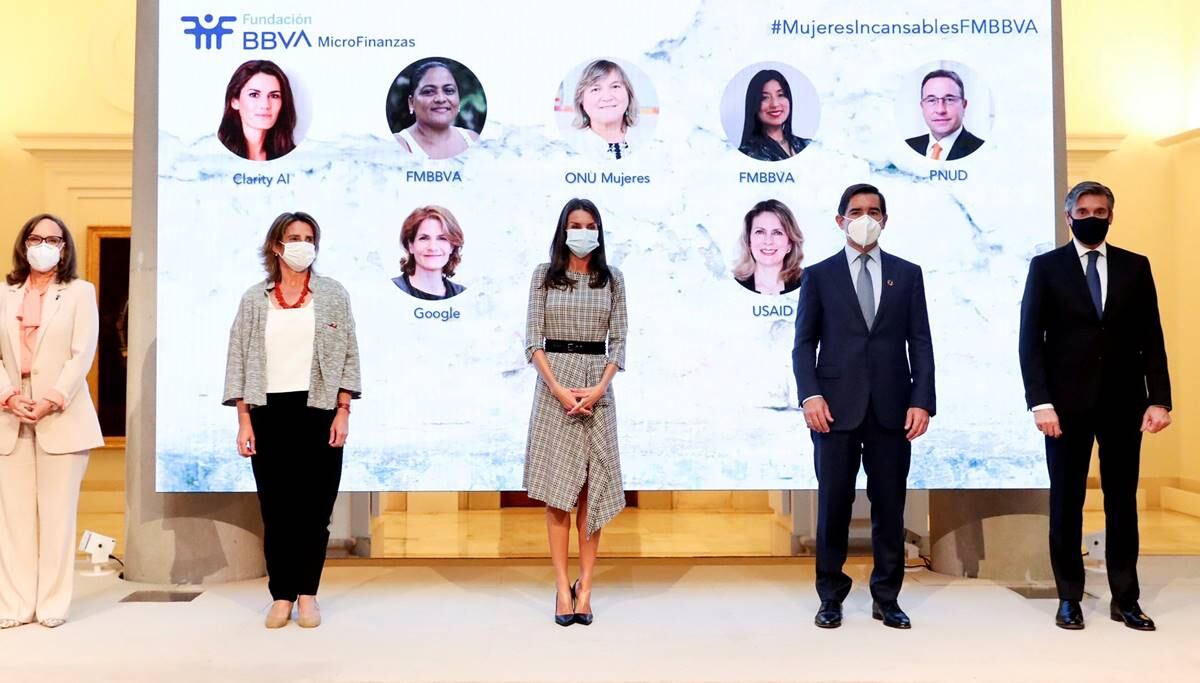 La reina Letizia copia a Sarah Jessica Parker y sorprende con look reciclado