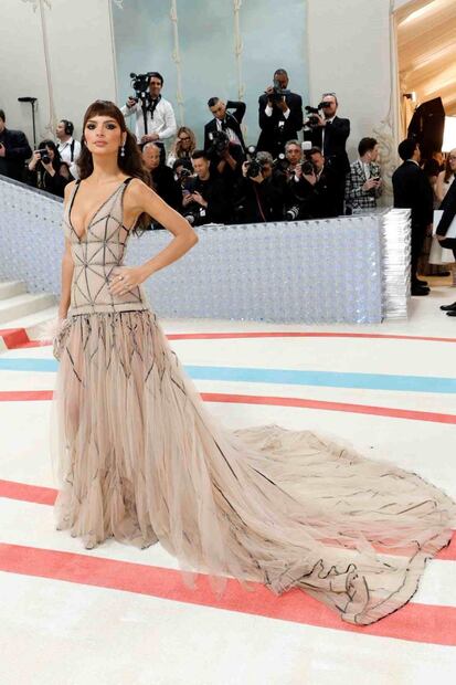 Emily Ratajkowski, inspirada en Audrey Hepburn, llega al Met Gala con un diseño en nude