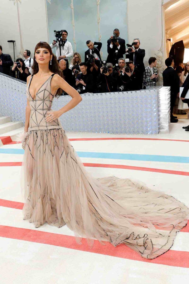 Emily Ratajkowski, inspirada en Audrey Hepburn, llega al Met Gala con un diseño en nude