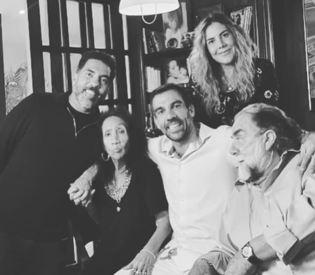 Pablo, Pedro y Ximena con sus papás, Cayetano Moctezuma de la Fuente y Estela Moctezuma / Foto: Instagram