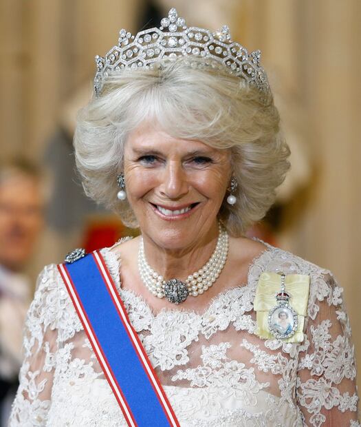Camila del Reino Unido elige al diseñador de la princesa Diana para su atuendo de coronación  