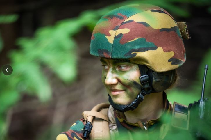 La princesa Elisabeth de Bélgica sorprende vestida con uniforme militar