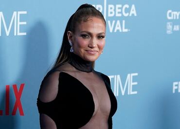 Jennifer Lopez impacta con vestido negro y transparencias en el estreno de “Halftime”