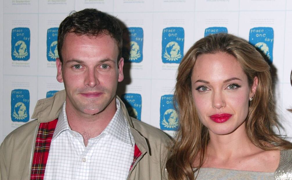 Angelina Jolie visita a Lee Miller, su ex marido, y la captan con botella en mano