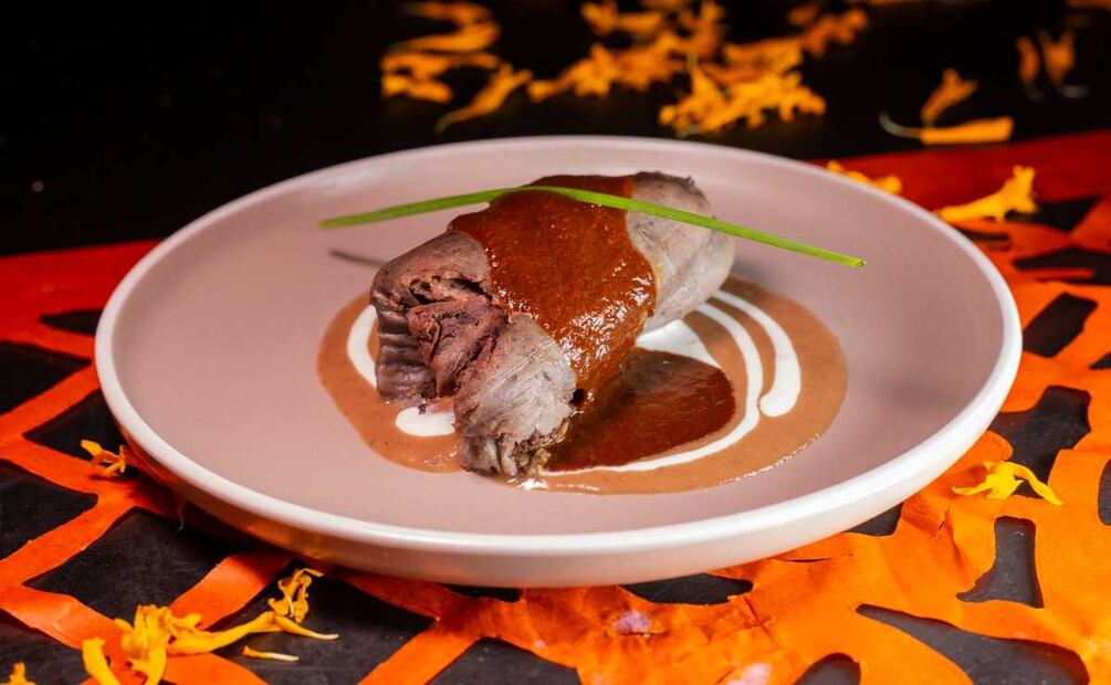 El maridaje incluyó platillos como el tamal de frijol con salsa de chile pasilla y chocolate / Foto: Esteban Torreblanca.
