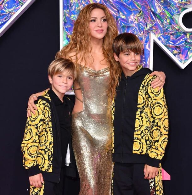 Shakira with their children, Sasha and Milan in the MTV VMAS 2023 / AFP