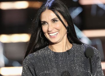 Demi Moore da impresionante salto en bikini y sorprende a millones de fans