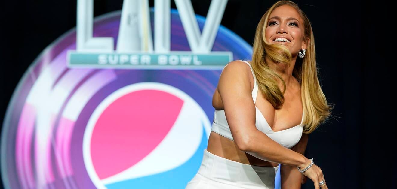 Jennifer Lopez impacta en blanco y zapatillas de Jimmy Choo con cristales 