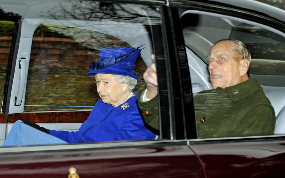 La reina Isabel II reaparece tras 19 días enferma 